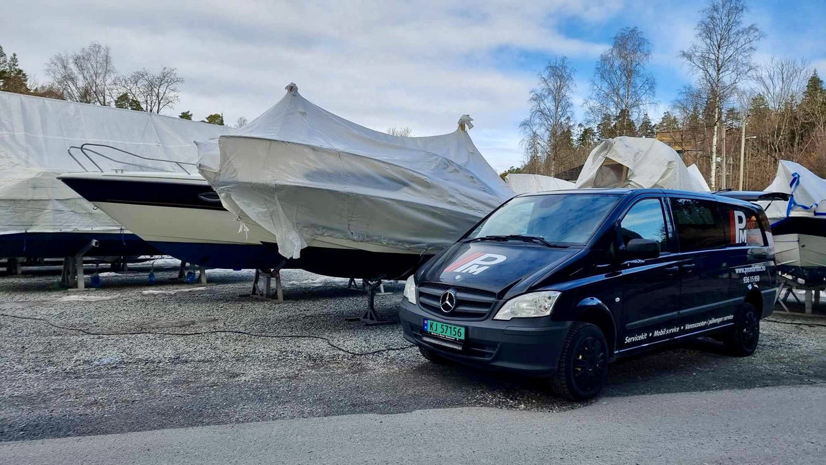 Rekke med bater dekket i krympeplast pa Promaritims sperrede uteomrade i Sande